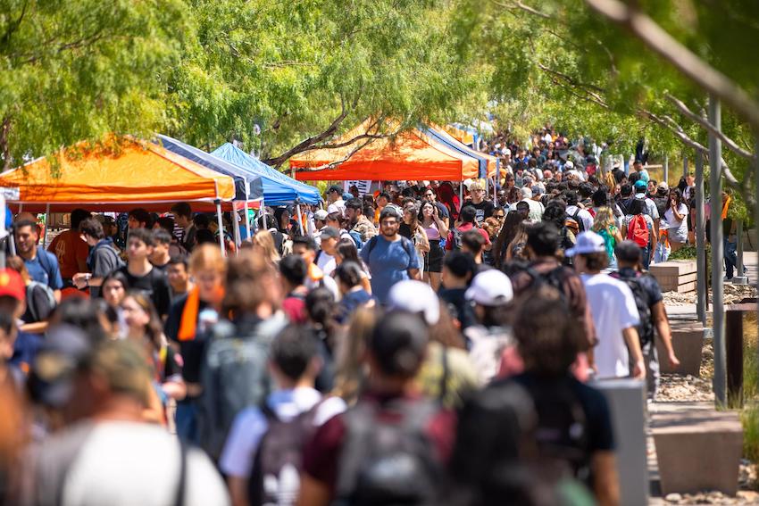 Hundreds of students bustle through campus during the first week of the Fall 2023 semester. 