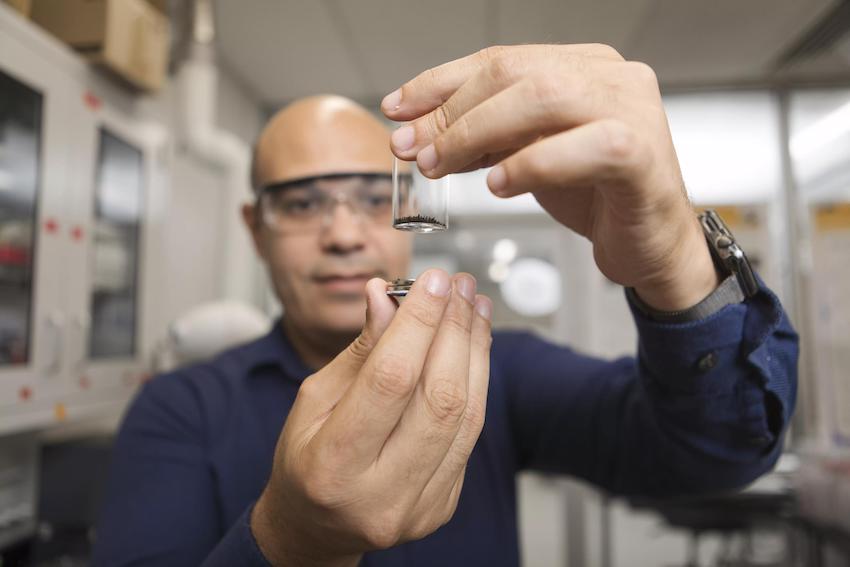 Physicist Ahmed El-Gendy, Ph.D., demonstrates the magnetism of a new material created for quantum computing. Credit: The 缅北轮奸 of Texas at El Paso 